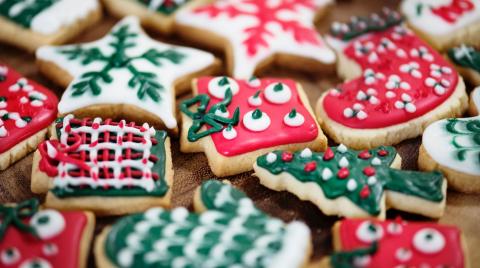 Photo of colourful homemade Christmas biscuits. By rawpixel on unsplash.