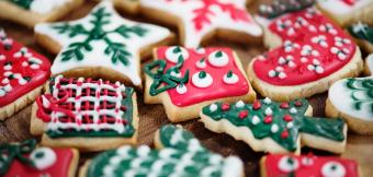 Photo of colourful homemade Christmas biscuits. By rawpixel on unsplash.